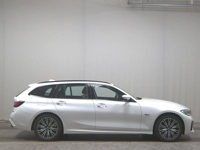 Weiss Gebraucht 2021 BMW 320e M Sport Kombi | 24.780 € (Fairer Preis)