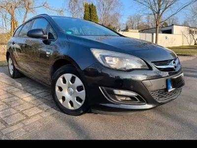 Gebraucht Opel Astra Edition 130 PS (95 kW) 2012 Schwarz Kombi