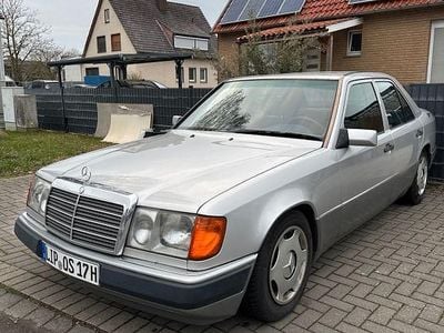 Second-hand Mercedes E250 95 CP (69 kW) 1991 Argintiu Berlinǎ