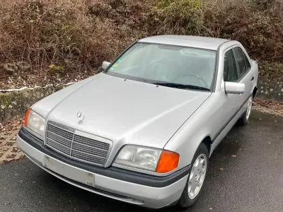 Gebraucht Mercedes C180 122 PS (89 kW) 1994 Silber Limousine