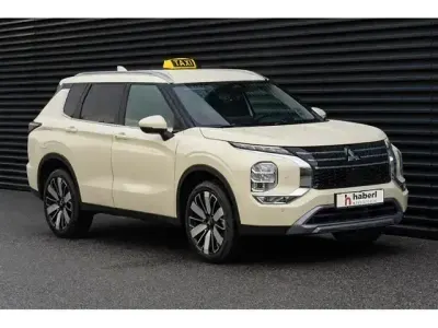 Używany Mitsubishi Outlander P-HEV Intro Edition 306 KM (225 kW) 2025 Beżowy SUV