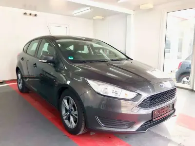 Gebraucht Ford Focus Ambiente 101 PS (74 kW) 2015 Grau Limousine