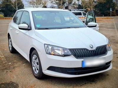 Weiß Gebraucht 2015 Skoda Fabia Active Kleinwagen | 8.400 € (Fairer Preis)