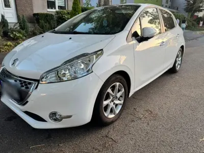 Gebraucht Peugeot 208 Active 68 PS (50 kW) 2012 Schwarz Kleinwagen