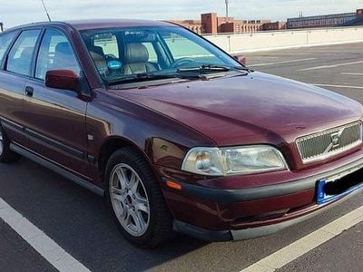 Gebraucht Volvo V40 122 PS (89 kW) 1998 Rot Kombi