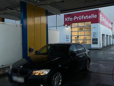 Gebraucht BMW 320 150 PS (110 kW) 2010 Schwarz Limousine