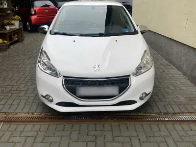 Gebraucht Peugeot 208 Style 92 PS (67 kW) 2013 Weiß Kleinwagen