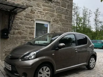 Gebraucht Toyota Aygo Edition 68 PS (50 kW) 2012 Braun Kleinwagen