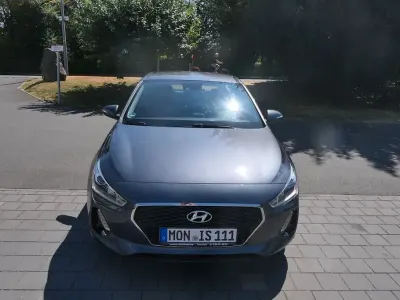 Gebraucht Hyundai i30 Select 120 PS (88 kW) 2017 Grau Limousine