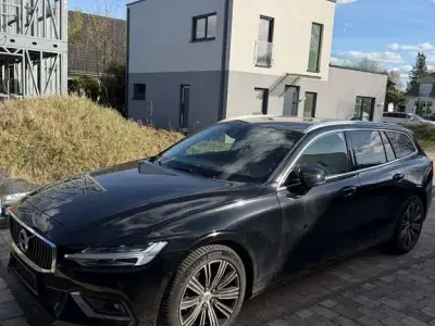 Używany Volvo V60 Inscription 150 KM (110 kW) 2020 Czarny Kombi