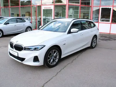 Gebraucht BMW 330e Sport Line 292 PS (214 kW) 2022 Weiß Kombi