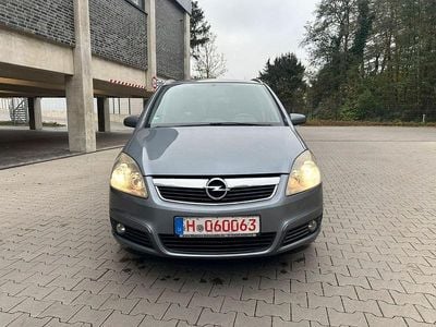 Grau Gebraucht 2007 Opel Zafira Catch Me Van / Kleinbus | 3.998 € (Fairer Preis)