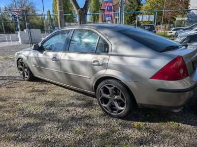 Używany Ford Mondeo Ghia 145 KM (106 kW) 2002 Beżowy Sedan/Limuzyna