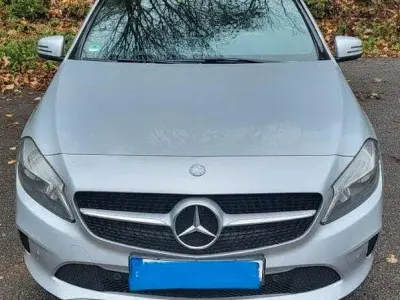 Gebraucht Mercedes A180 122 PS (89 kW) 2015 Silber Limousine