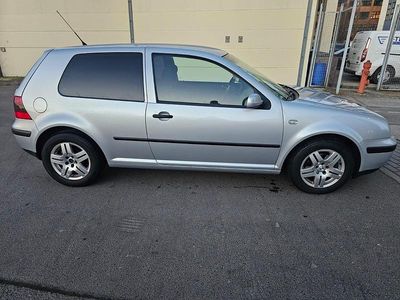 Grau Gebraucht 2002 VW Golf IV Kleinwagen | 2.200 € (Fairer Preis)