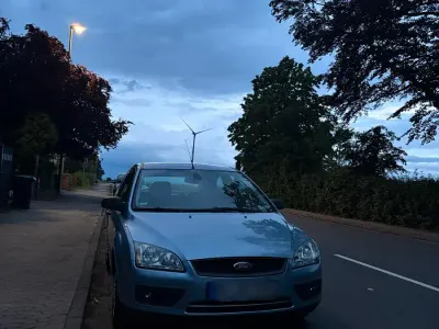 Gebraucht Ford Focus 80 PS (58 kW) 2005 Blau Kleinwagen