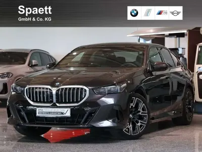 Gebraucht BMW 520 M Sport 197 PS (144 kW) 2025 Sophistograu brillanteffekt me Limousine