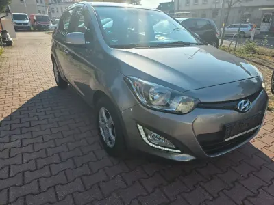 Gebraucht Hyundai i20 Edition 86 PS (63 kW) 2013 Grau Kleinwagen