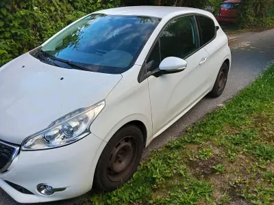Gebraucht Peugeot 208 68 PS (50 kW) 2013 Weiß Kleinwagen