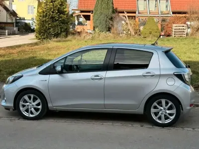Gebraucht Toyota Yaris Club 101 PS (74 kW) 2012 Silber Kleinwagen