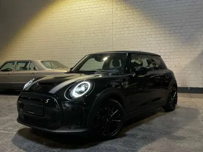 Gebraucht Mini Cooper SE 135 kW (184 PS) 2022 Midnight black metallic Kleinwagen