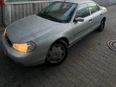 Usado Ford Mondeo 130 CV (95 kW) 1999 Verde Utilitario