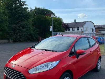 Gebraucht Ford Fiesta Trend 60 PS (44 kW) 2015 Rot Kleinwagen