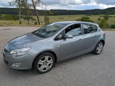 Gebraucht Opel Astra Edition 140 PS (102 kW) 2011 Grau Limousine