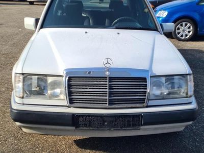 Gebraucht Mercedes E230 132 PS (97 kW) 1991 Weiß Limousine
