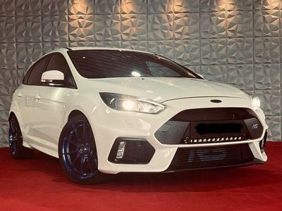 Weiß Gebraucht 2017 Ford Focus RS Limousine | 25.900 €
