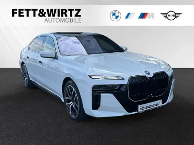 Gebraucht BMW 750e M Sport 489 PS (359 kW) 2025 Alpinweiss Limousine