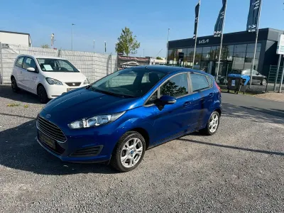 Gebraucht Ford Fiesta 80 PS (58 kW) 2014 Blau Kleinwagen