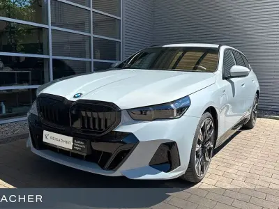 Gebraucht BMW 550e Comfort Edition 313 PS (230 kW) 2025 M brooklyn grau metallic Kombi