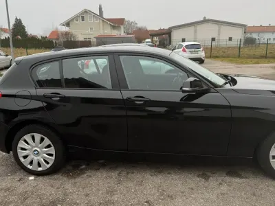 Begagnad BMW 114 109 HK (80 kW) 2012 Svart Halvkombi