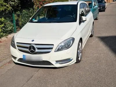 Gebraucht Mercedes B180 122 PS (89 kW) 2013 Weiß Kleinwagen