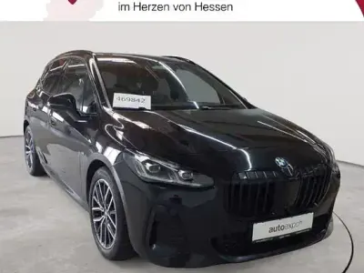 Gebraucht BMW 223 Active Tourer Comfort Edition 197 PS (144 kW) 2023 Saphirschwarz metallic Van / Kleinbus