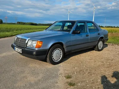 Gebraucht Mercedes E300 109 PS (80 kW) 1987 Blau Limousine