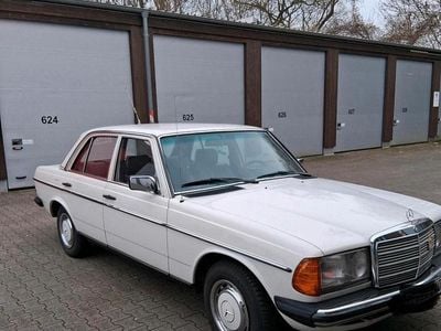 Gebraucht Mercedes 240 72 PS (52 kW) 1984 Weiß Limousine