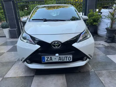 Gebraucht Toyota Aygo X-play 69 PS (50 kW) 2015 Weiß Kleinwagen