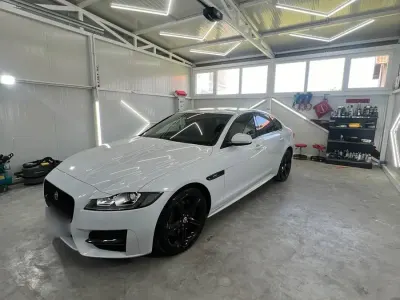 Usata Jaguar XF R-Sport 300 CV (220 kW) 2017 Bianco Berlina