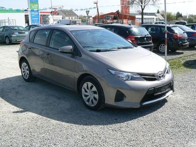 Usata Toyota Auris Cool 99 CV (72 kW) 2014 Marrone Berlina