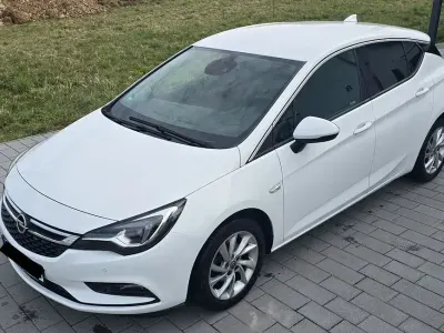 Używany Opel Astra Innovation 150 KM (110 kW) 2017 Biały Sedan/Limuzyna