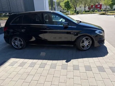 Gebraucht Mercedes B180 AMG line 122 PS (89 kW) 2017 Schwarz Van / Kleinbus