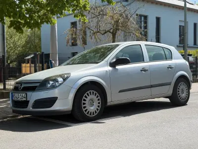 Używany Opel Astra 95 KM (69 kW) 2004 Srebrny Sedan/Limuzyna