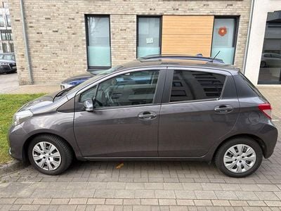 Gebraucht Toyota Yaris 99 PS (72 kW) 2013 Grau Kleinwagen