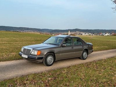 Gebraucht Mercedes 200 75 PS (55 kW) 1992 Grau Limousine