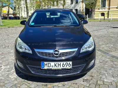 Używany Opel Astra 116 KM (85 kW) 2010 Czarny Sedan/Limuzyna