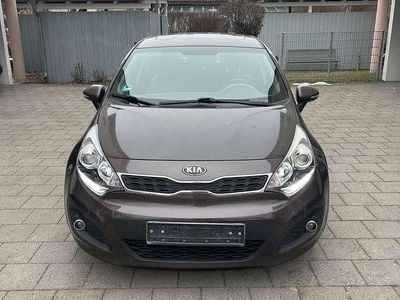 Braun Gebraucht 2014 Kia Rio Platinum Edition Limousine | 5.950 € (Etwas zu teuer)