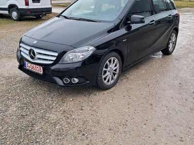Gebraucht Mercedes B180 122 PS (89 kW) 2012 Schwarz Van / Kleinbus