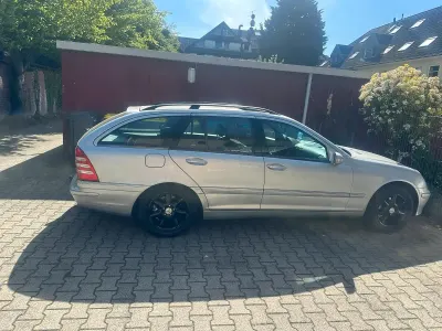 Używany Mercedes C320 218 KM (160 kW) 2003 Srebrny Hatchback